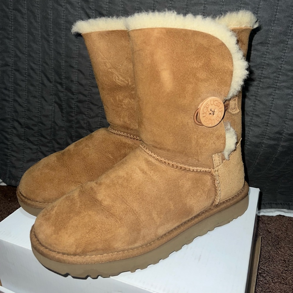 UGGS Bailey Button II - Picture 2 of 6